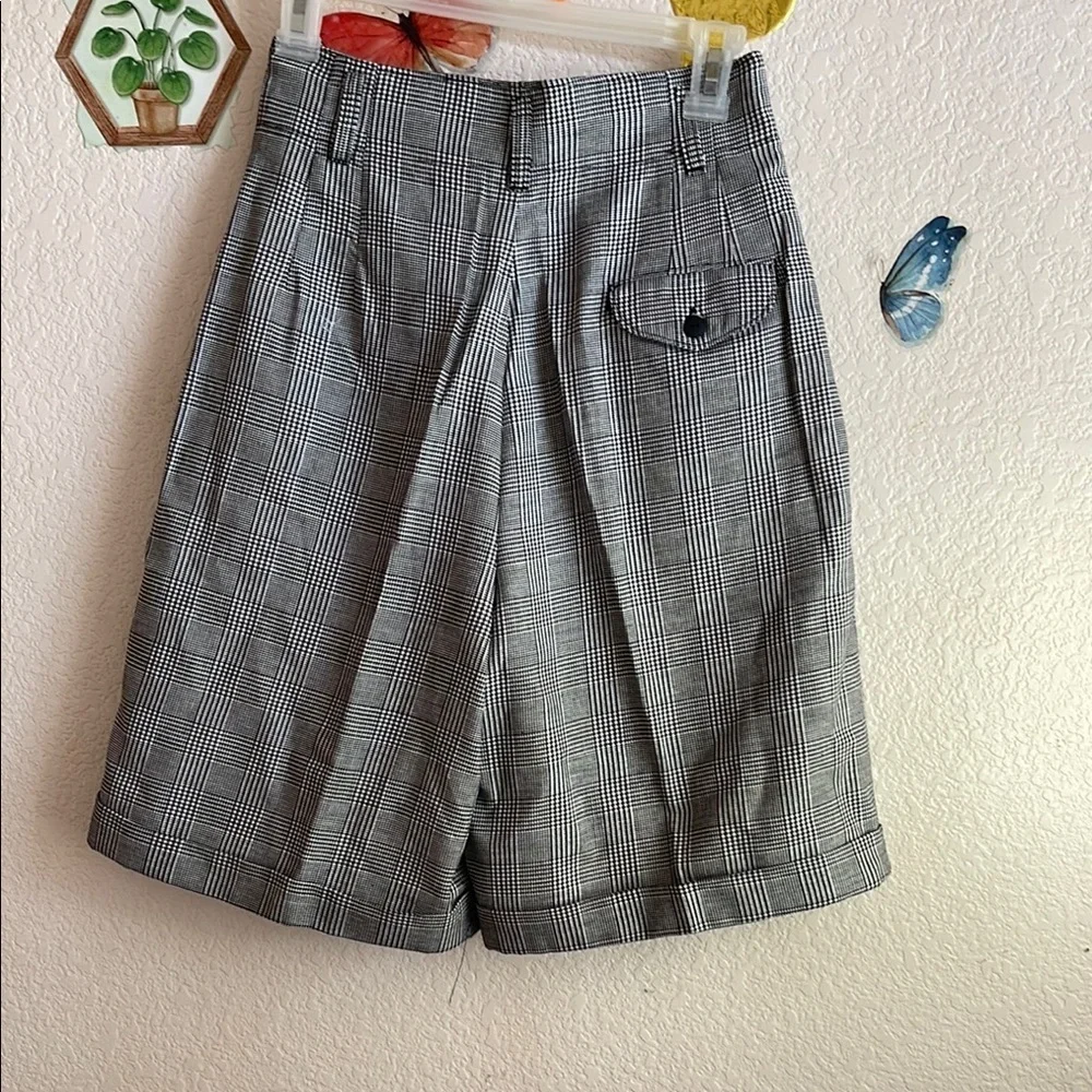 Hunt Club Gray Bermudas with Pleats and High Waist - Picture 7 of 8